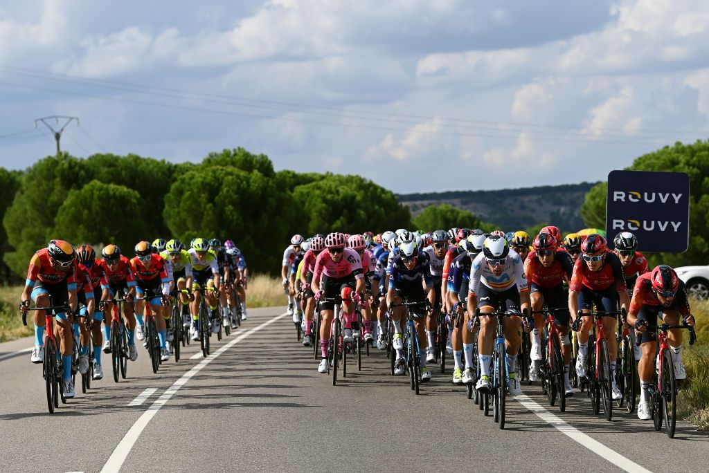 SCAR SPAIN SEPTEMBER 15 A general view of the peloton competing during the 78th Tour of Spain 2023 Stage 19 a 1771km stage from La Baeza to scar UCIWT on September 15 2023 in scar Spain Photo by Tim de WaeleGetty Images