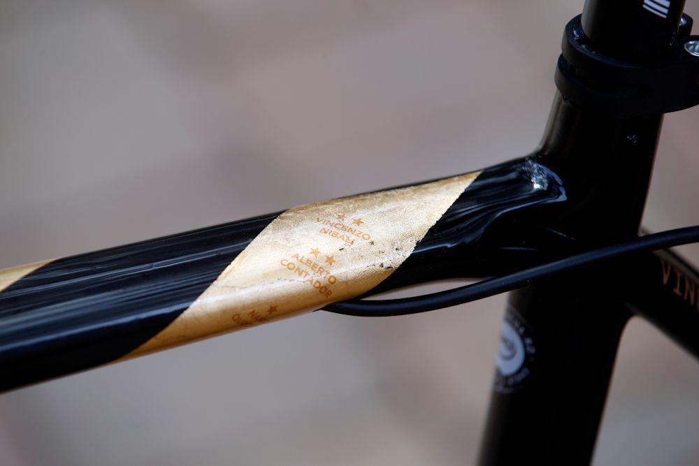 Gold leaf on Nibali's bike forms a spiral banderole (similar to the Giro d'Italia trophy) that feature the names of all former winners of the Corsa Rosa