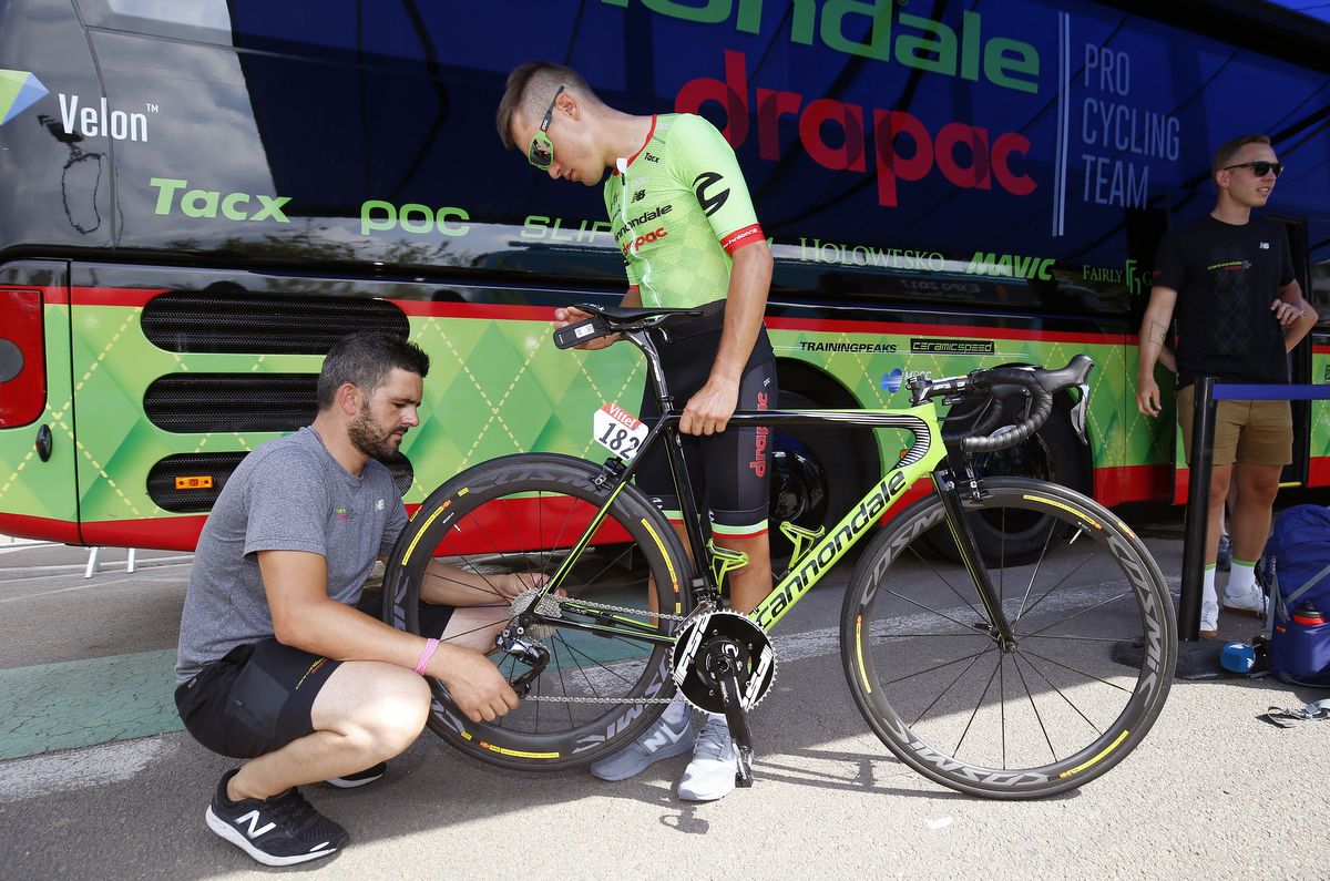 Rear wheel check for Alberto Bettiol of Cannondale-Drapac