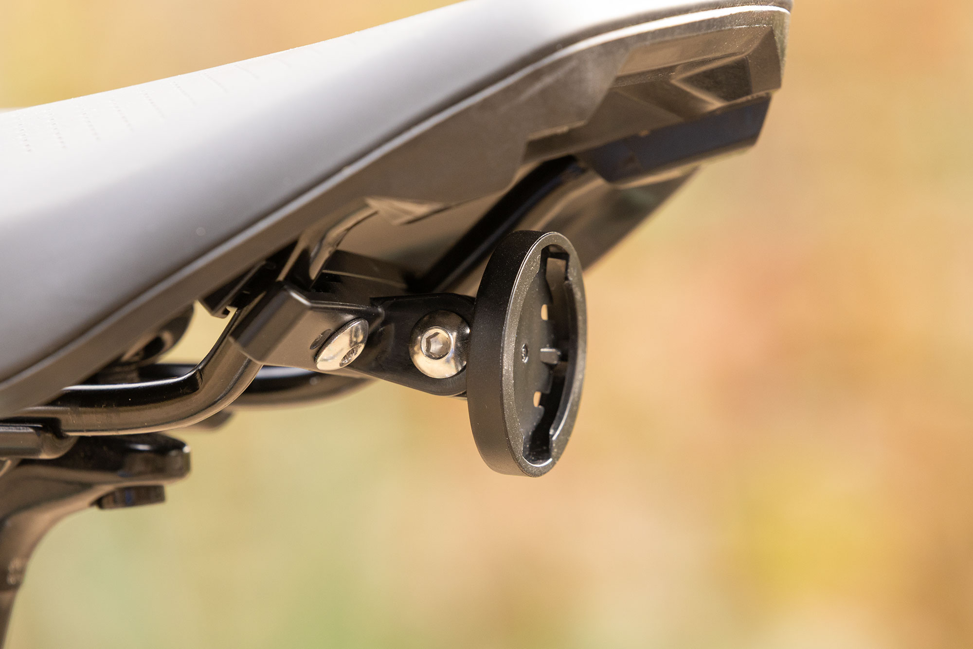 Image showing the saddle rail quarter-turn mount.