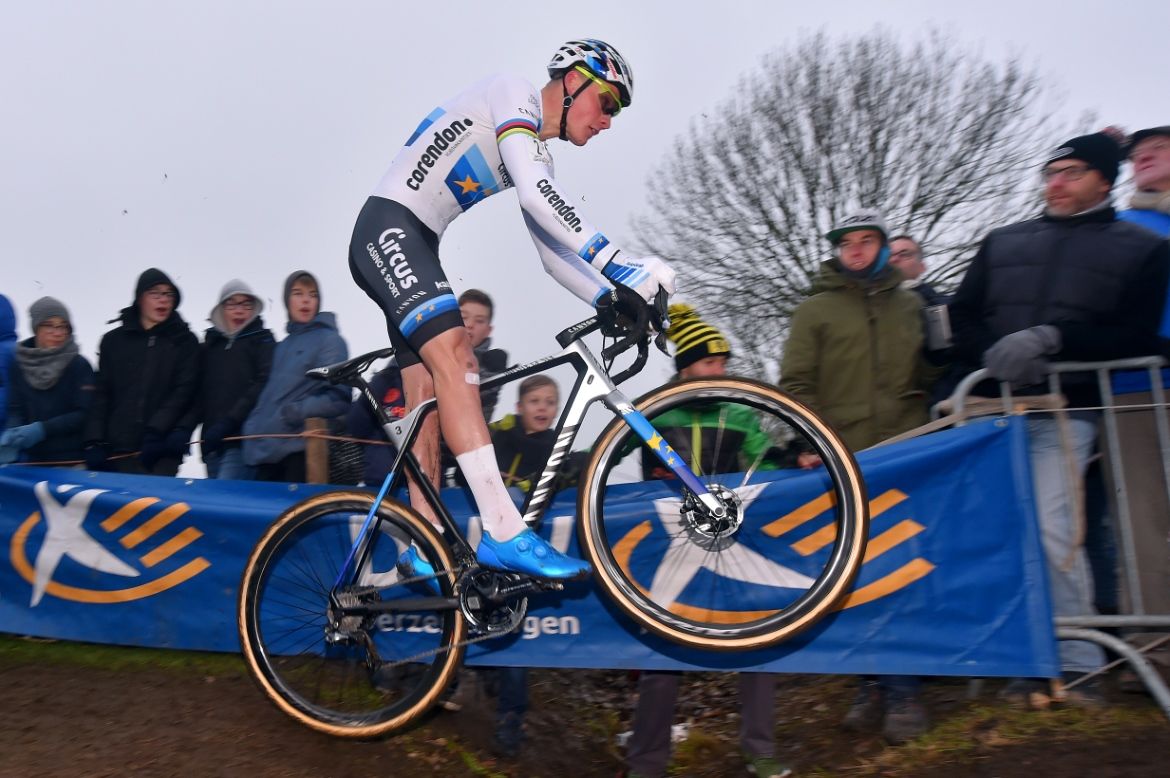 Mathieu van der Poel in the lead