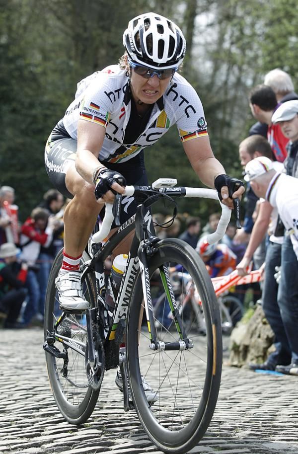 2009 Tour of Flanders winner Ina Teutenberg suffers up the Muur
