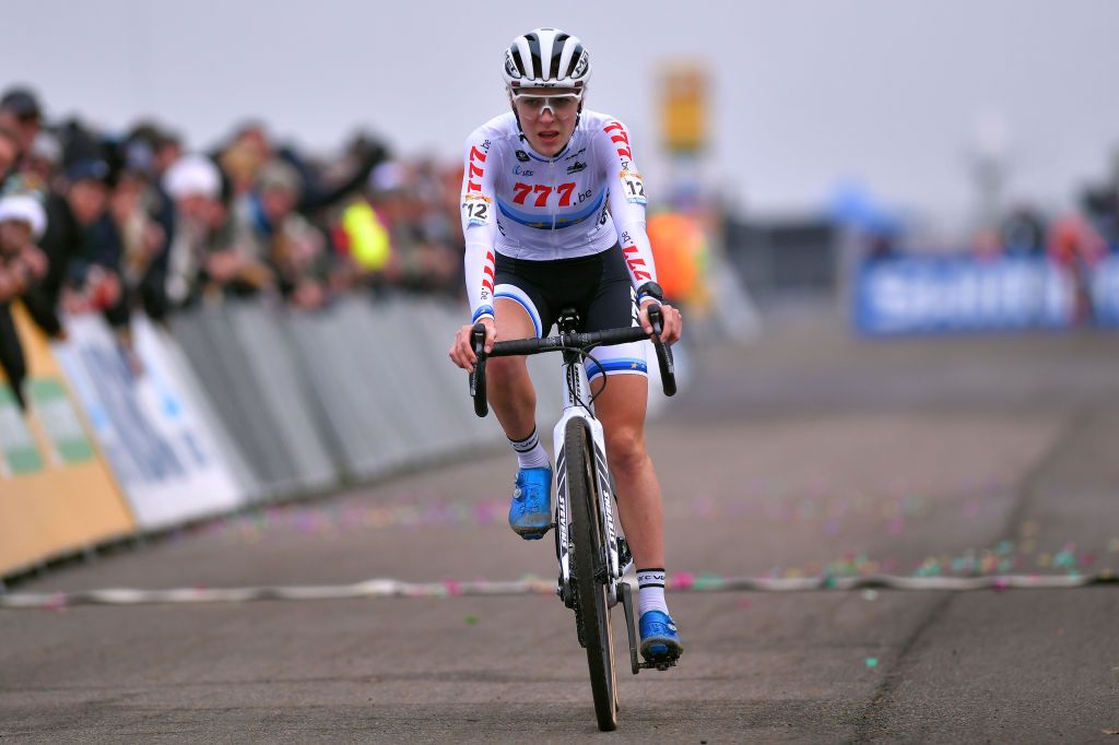 Yara Kastelijn (Ned) takes third