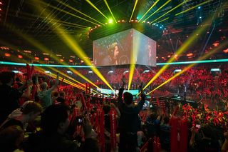 Fans firar Rogue som precis vunnit finalen i Summer Finals i Malmö Arena.