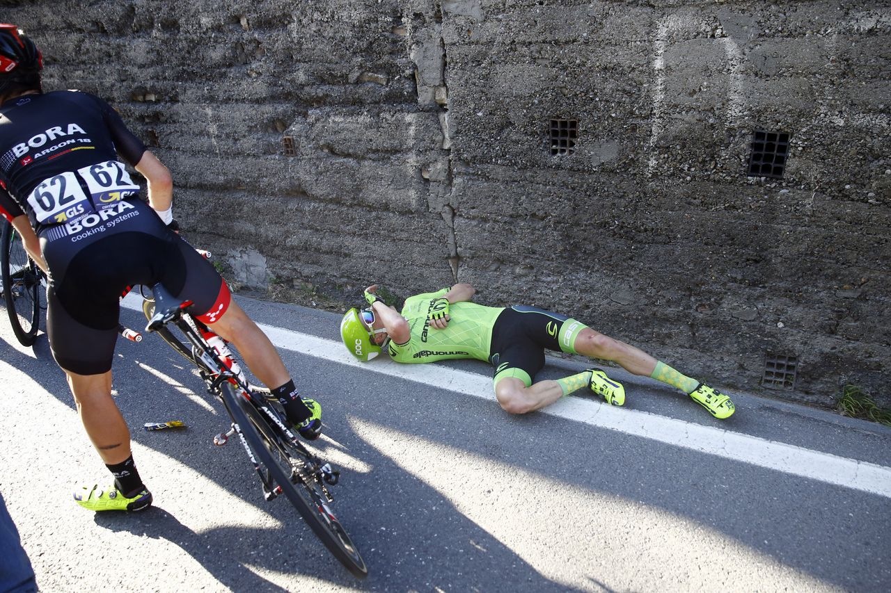Simon Clarke (Cannondale) crahsed