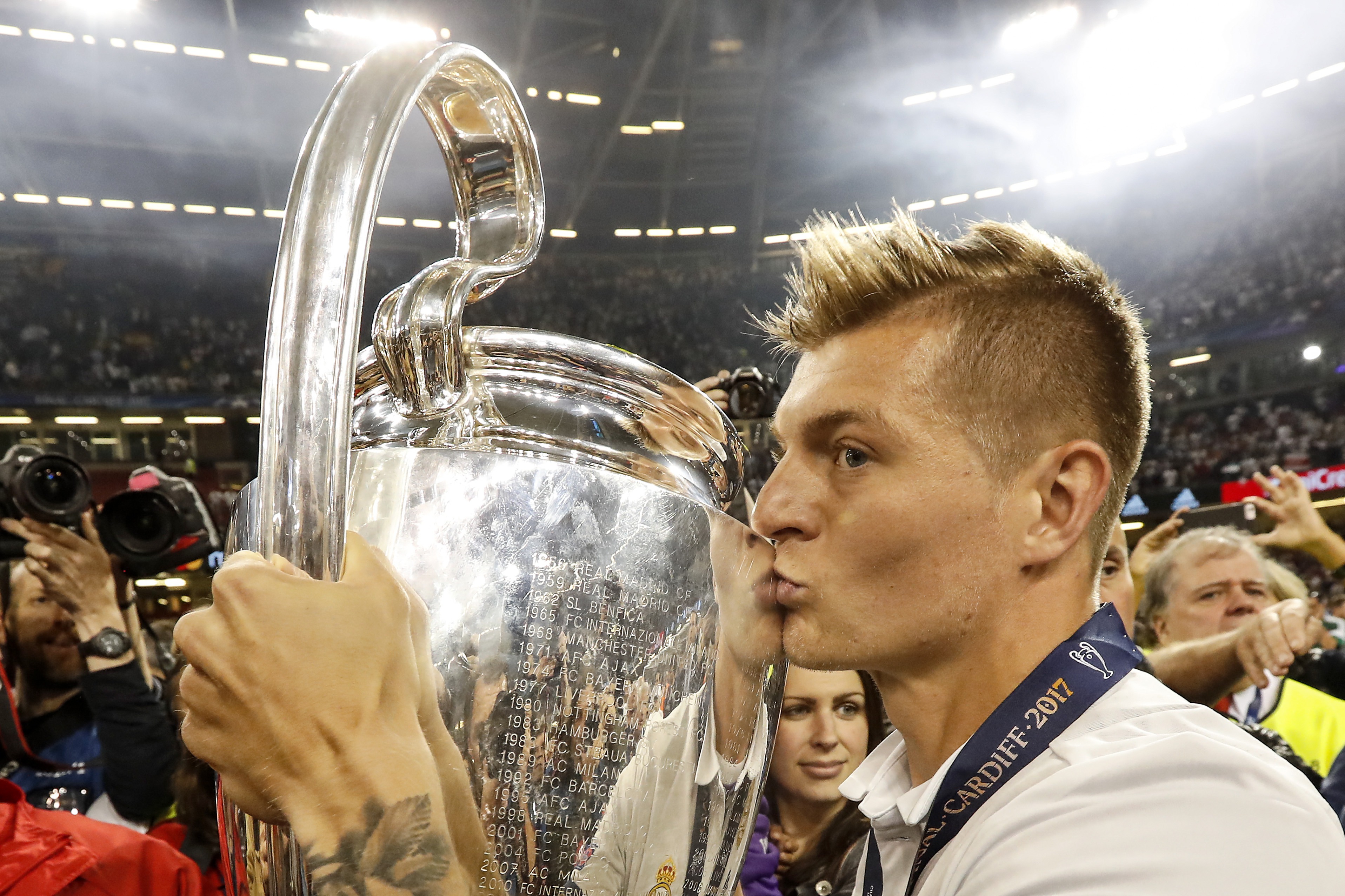 Toni Kroos kisses the Champions League trophy after Real Madrid's win over Juventus in the 2017 final.