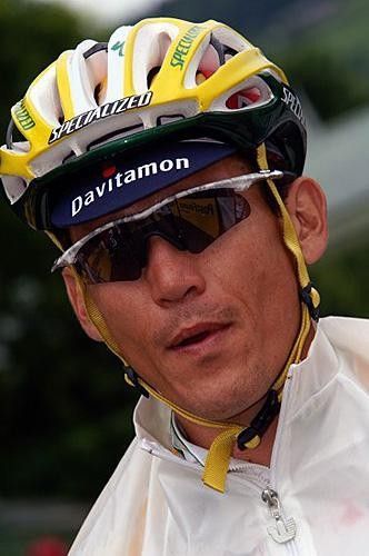 Robbie McEwen (Davitamon-Lotto) is all ready for the rain