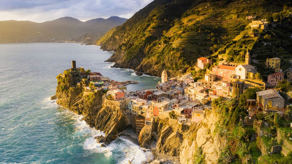 cinque terre hikes: Vernazza