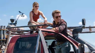 Daisy Edgar Jones and Glen Powell in Twisters