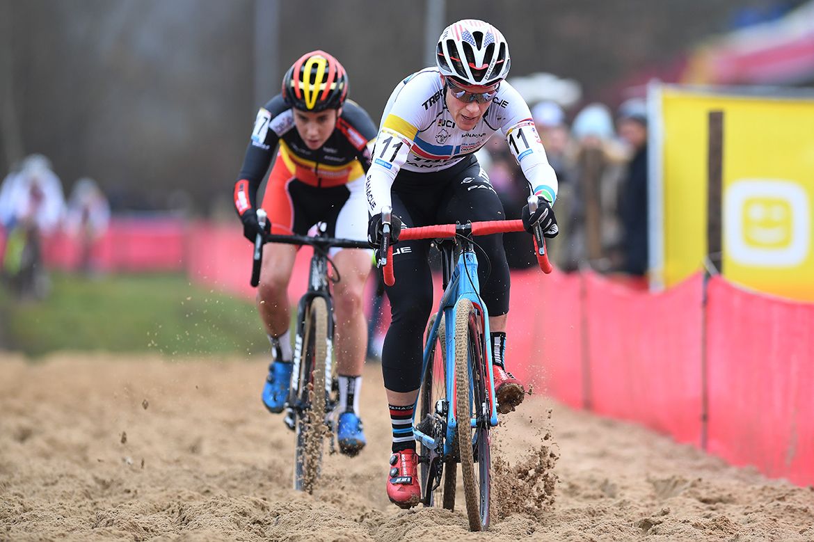 Katie Compton leads Sanne Cant through the sand