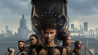 Black Panther Wakanda Forever rollerne på filmplakaten med Wakanda i baggrunden