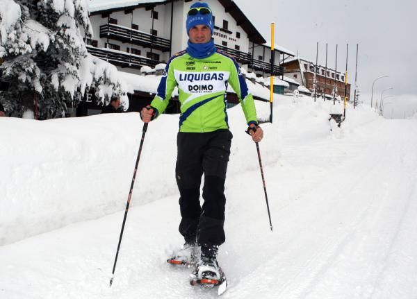 Ivan Basso tries his snow shoes on for size
