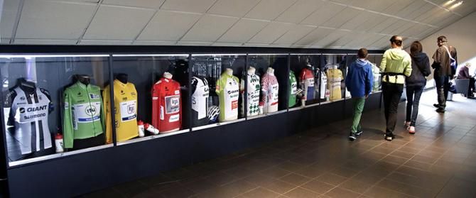 Giant Shimano show off their jerseys