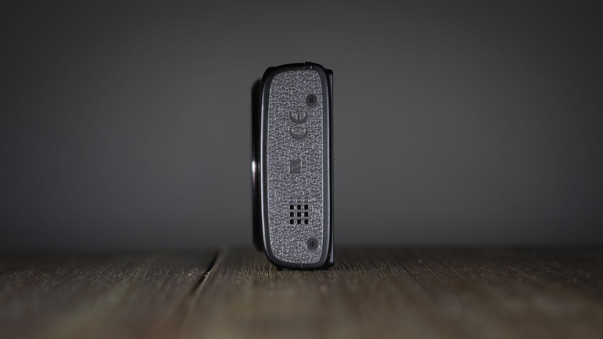 Canon Ixus 285 HS A on a wooden surface against a dark background