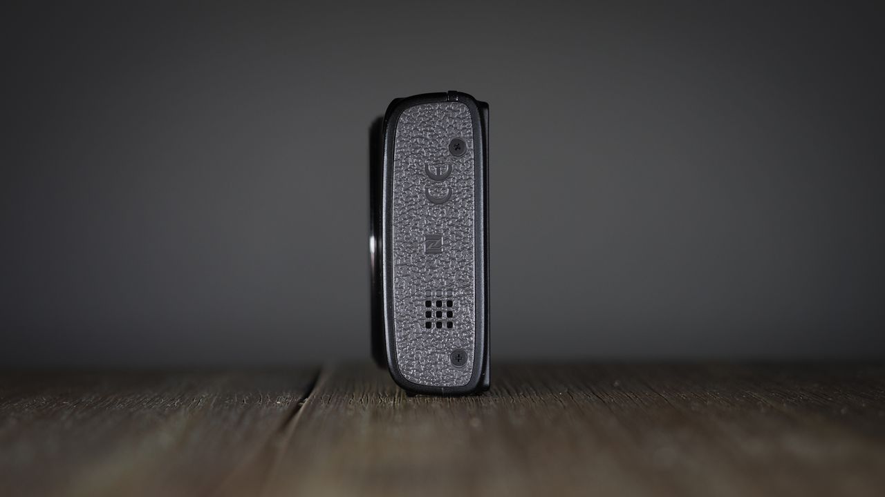 Canon Ixus 285 HS A on a wooden surface against a dark background