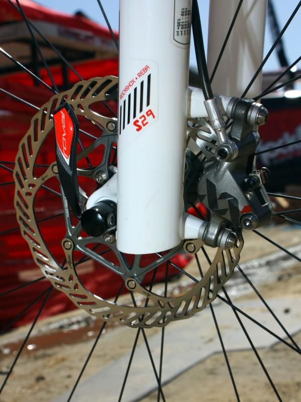 The front SRAM XX brake caliper clamps a 160mm-diameter rotor.