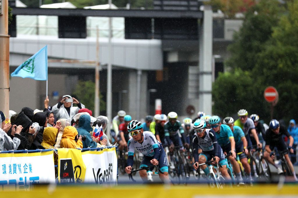 Yukiya Arashiro (Bahrain Victorious) at the head of the bunch