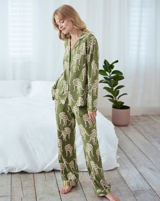 Langes Pyjama-Set aus Bio-Baumwolle mit Leopardenmuster – Salbei