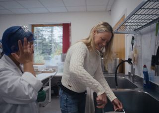 Lisa Oxenham working in the Ishga lab