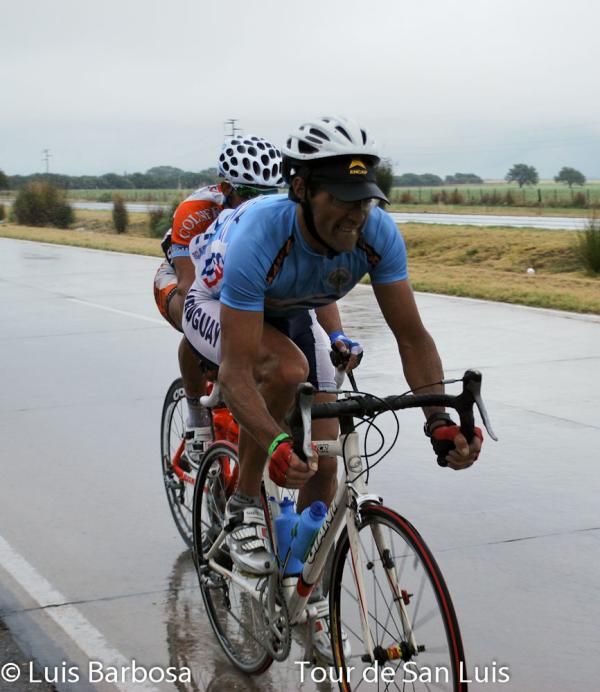 Cesar Berti (Uruguay) leads Maximiliano Badde (San Luis Somos Todos) off the front of the bunch.