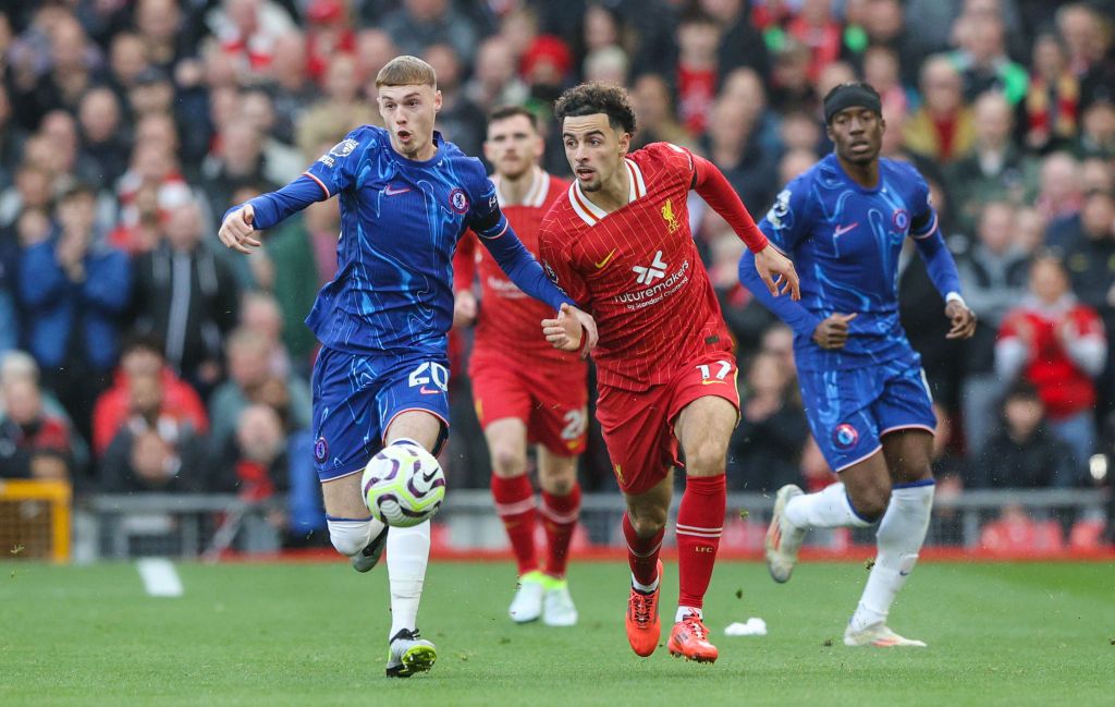 LIVERPOOL, ENGLAND - OCTOBER 20: Liverpool&#039;s Curtis Jones battles with Chelsea&#039;s Cole Palmer during the Premier League match between Liverpool FC and Chelsea FC at Anfield on October 20, 2024 in Liverpool, England. (Photo by Alex Dodd - CameraSport via Getty Images)