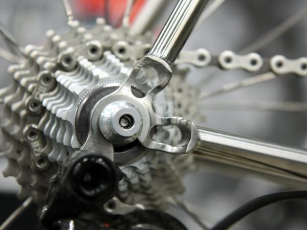 Beautiful dropouts on Serotta's VentiCinque anniversary frame allow the stays to retain their round shape.
