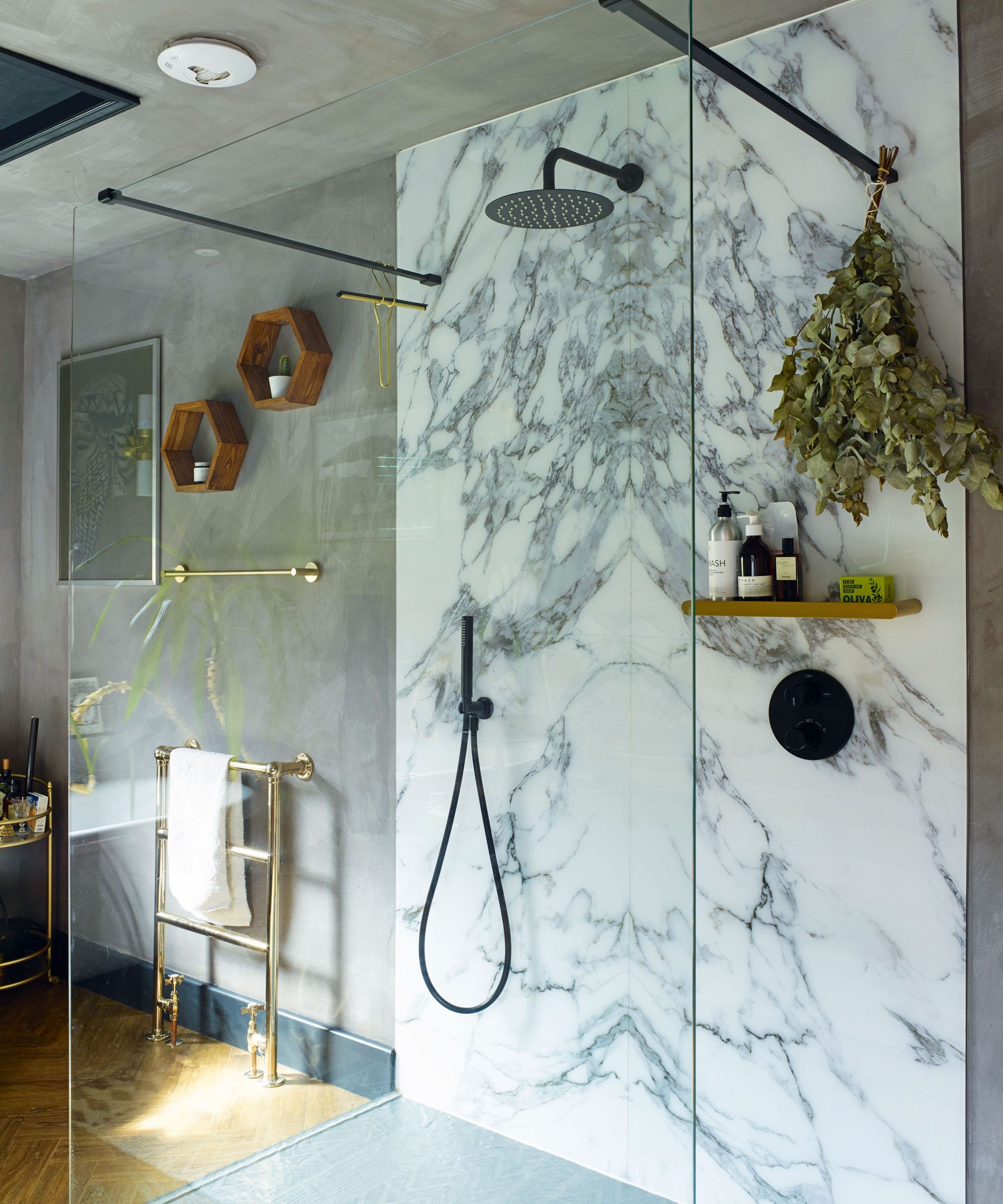 Kamar mandi Ellie Rowley-Conwy yang luas merupakan perpaduan sentuhan akhir modern dan aksen eksotis