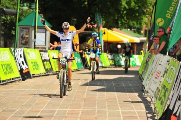 Katrin Leumann celebrates her overall victory at the Alpentour.