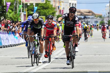 Scott Sunderland (Isowhey Sports Swisswellness) wins stage 1