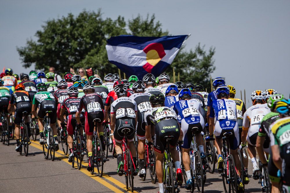 The peloton nears the top of Lookout Mountain