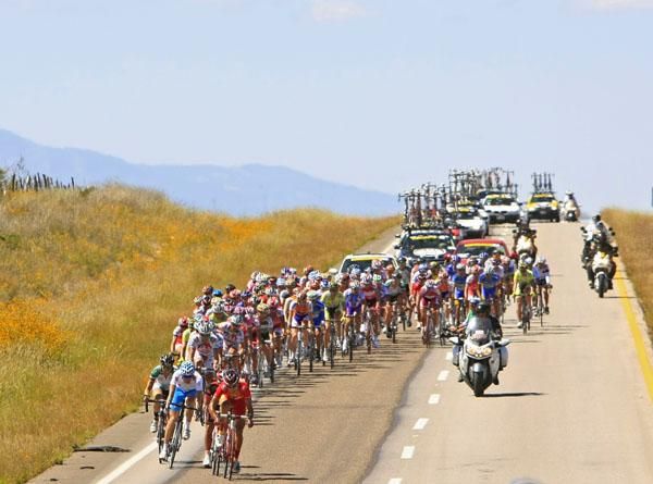 The peloton strings out as speeds increase and riders at the front try to form a break.