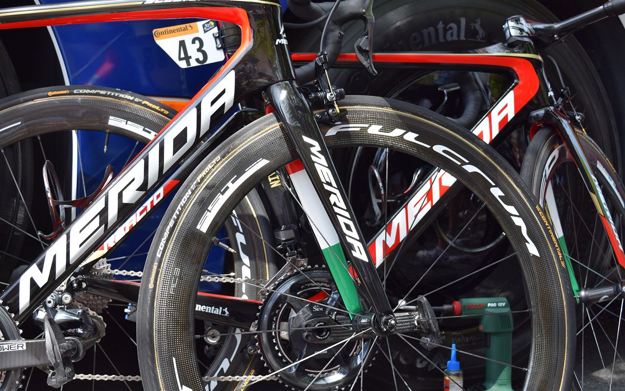 A closer look at the Italian flag on Damiano Caruso's Merida forks