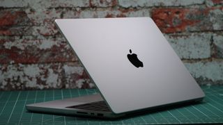 MacBook Pro 14 pouces (2023) de dos partiellement fermé montrant le logo Apple