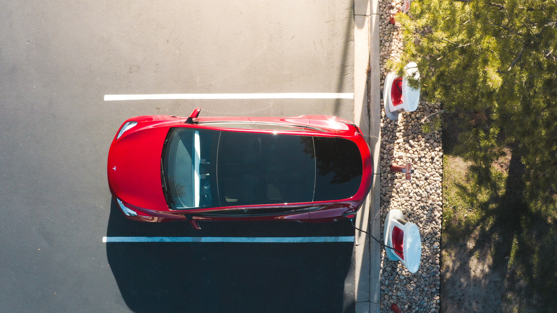 tesla-s-autopilot-system-swerves-big-obstacle-on-long-road-to-self