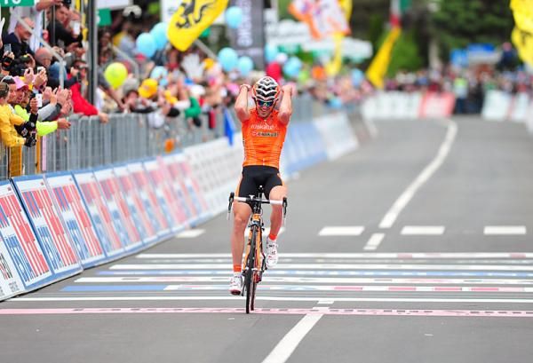 Jon Izagirre (Euskaltel-Euskadi) attacked his breakaway companions on the final climb and finished alone for the stage win.