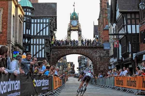 A perfect summer's evening in Chester greeted the Halfords Tour Series.