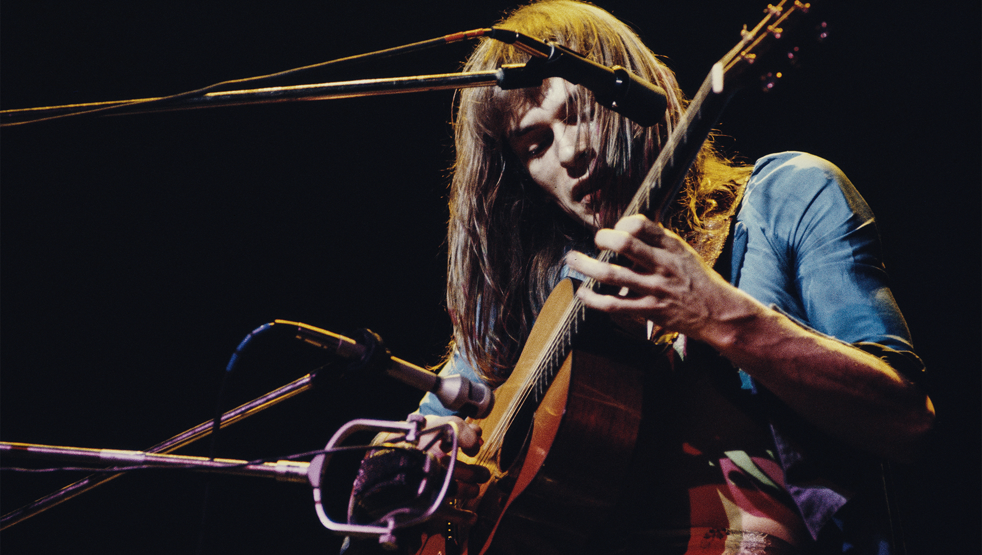 English musician and guitarist Steve Howe performs live on stage with progressive rock group Yes at the Rainbow Theatre in London, 14th January 1972.