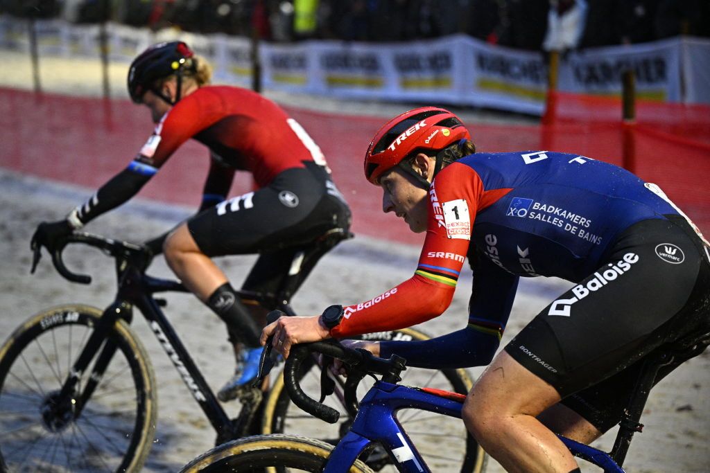 Dutch Lucinda Brand R competes during the womens elite race of the Zilvermeer Mol cyclocross cycling event race 58 in the Exact Cross competition in Mol on December 23 2022 Belgium OUT Photo by JASPER JACOBS BELGA AFP Belgium OUT Photo by JASPER JACOBSBELGAAFP via Getty Images