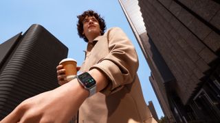 Mies käyttää Huawei Watch Fit 3 -kelloa ulkotiloissa kahvia juodessaan