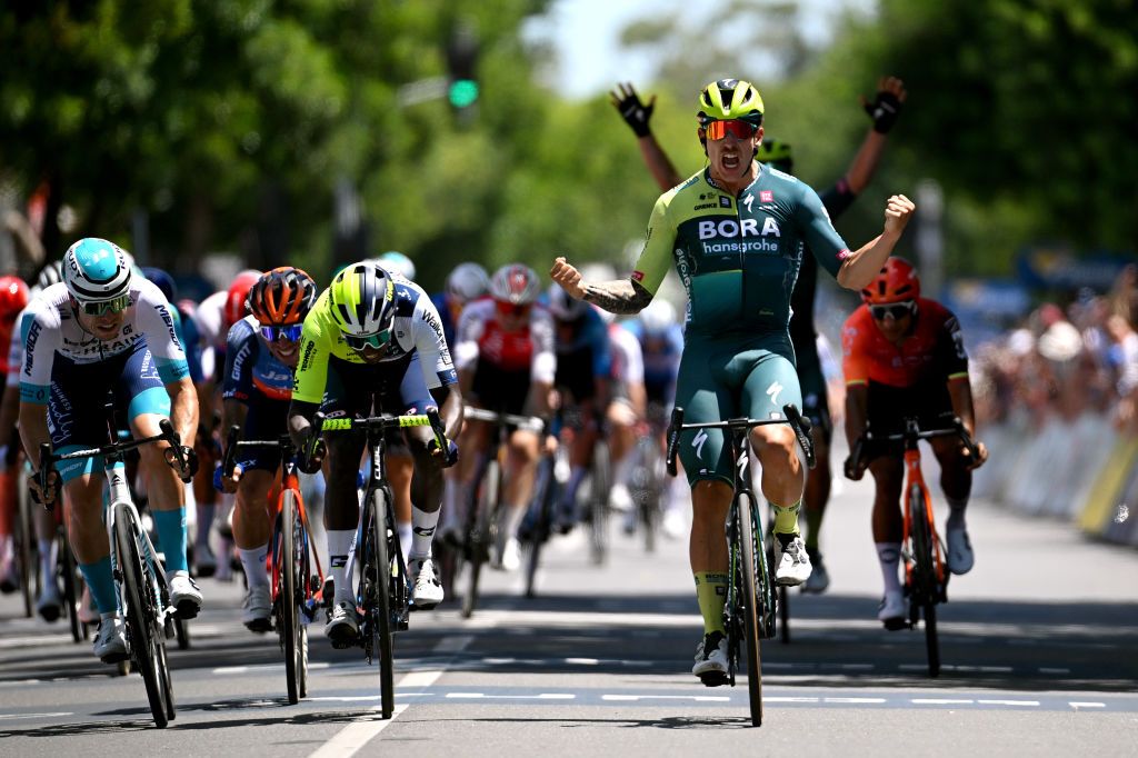Sam Welsford (BORA-Hansgrohe) wins stage 1