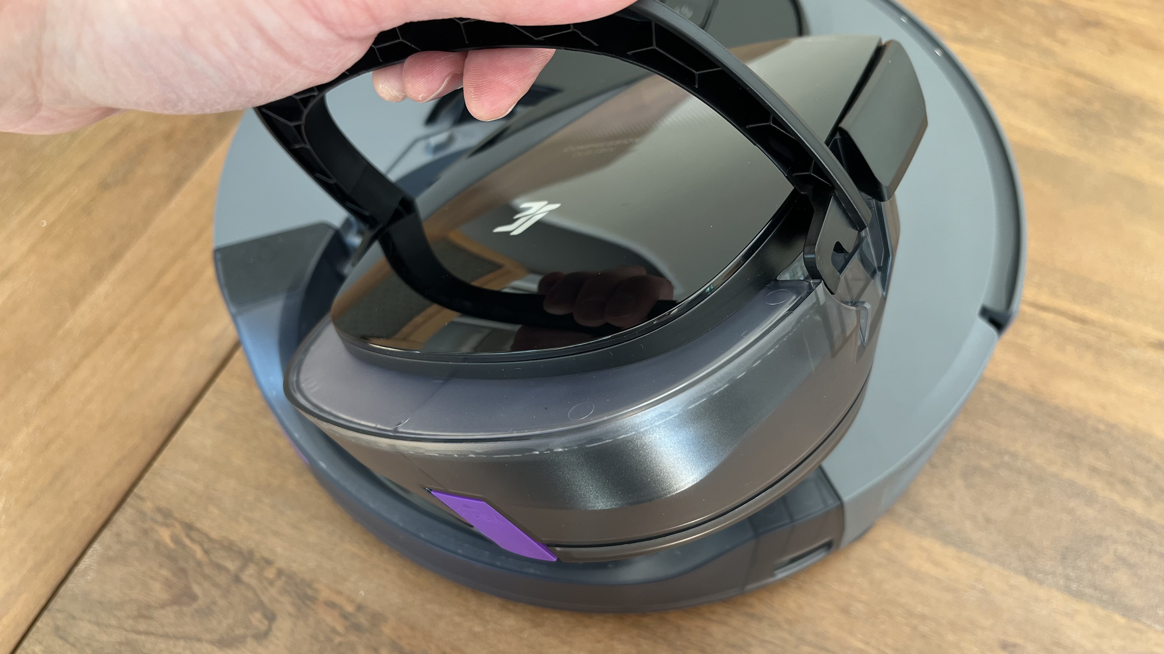 3i G10+ robot vacuum in use