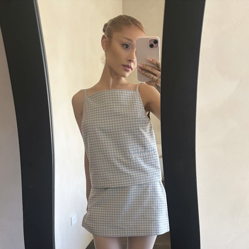 Ariana Grande est une véritable fille de Sandy Liang dans des ballerines à 625 $ et un ensemble de jupes vichy inédit