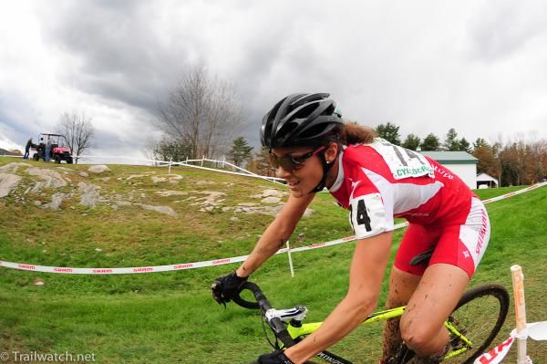 Evelyne Blouin (Specialized) riding in fifth place.