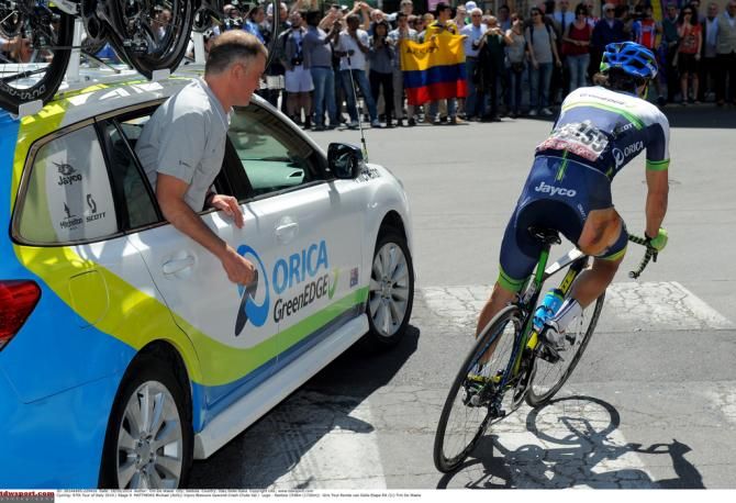 Michael Matthews (Orica-GreenEdge) gets a hand from the team car