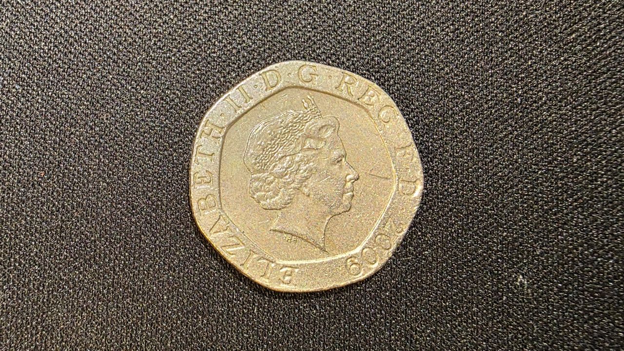 A 20 pence coin macro photo, with additional lighting