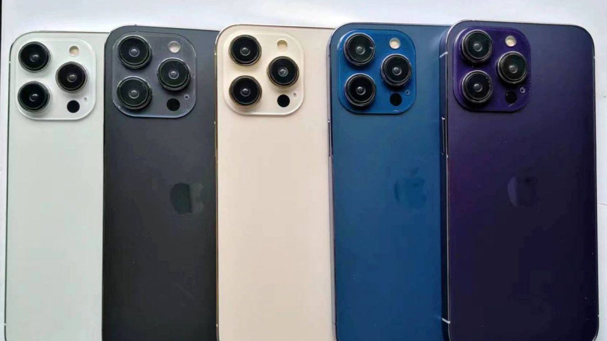 Modelos ficticios de iPhone 14 en negro, azul, crema y blanco