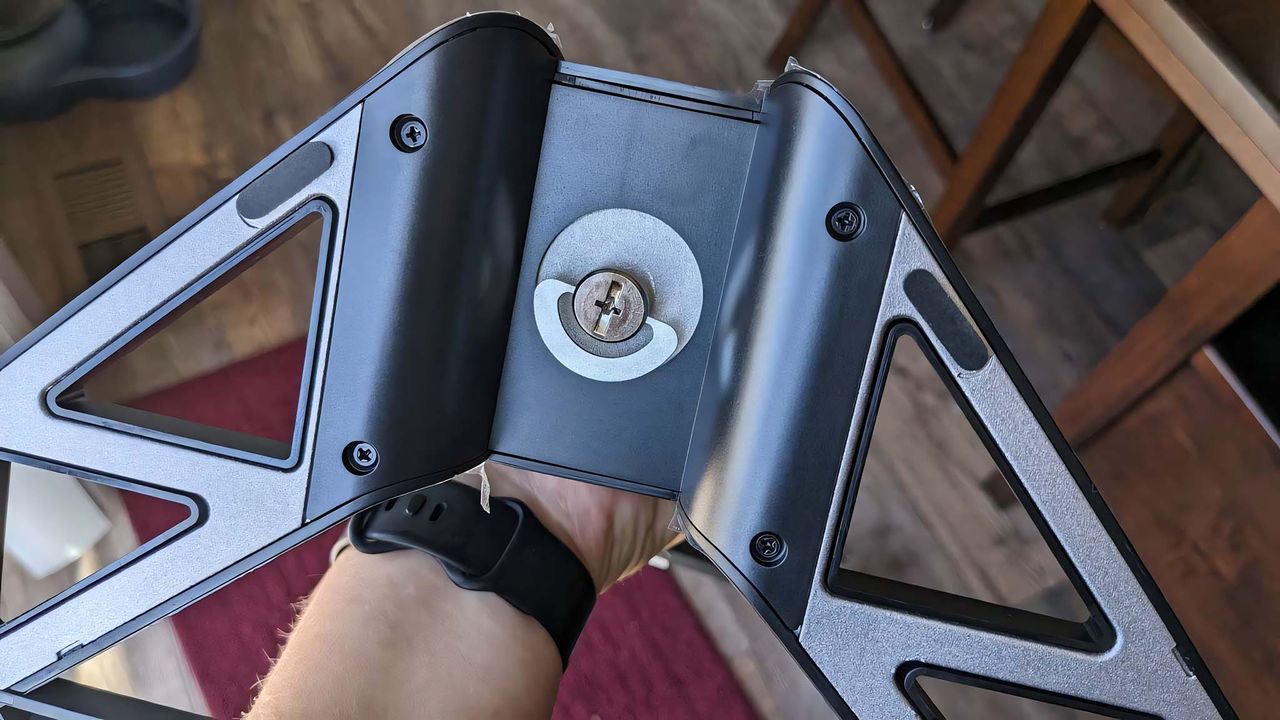 Lenovo Legion Y25-30 tool-less assembly.