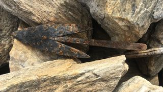 An iron arrowhead discovered at Sandgrovskaret in 2018.