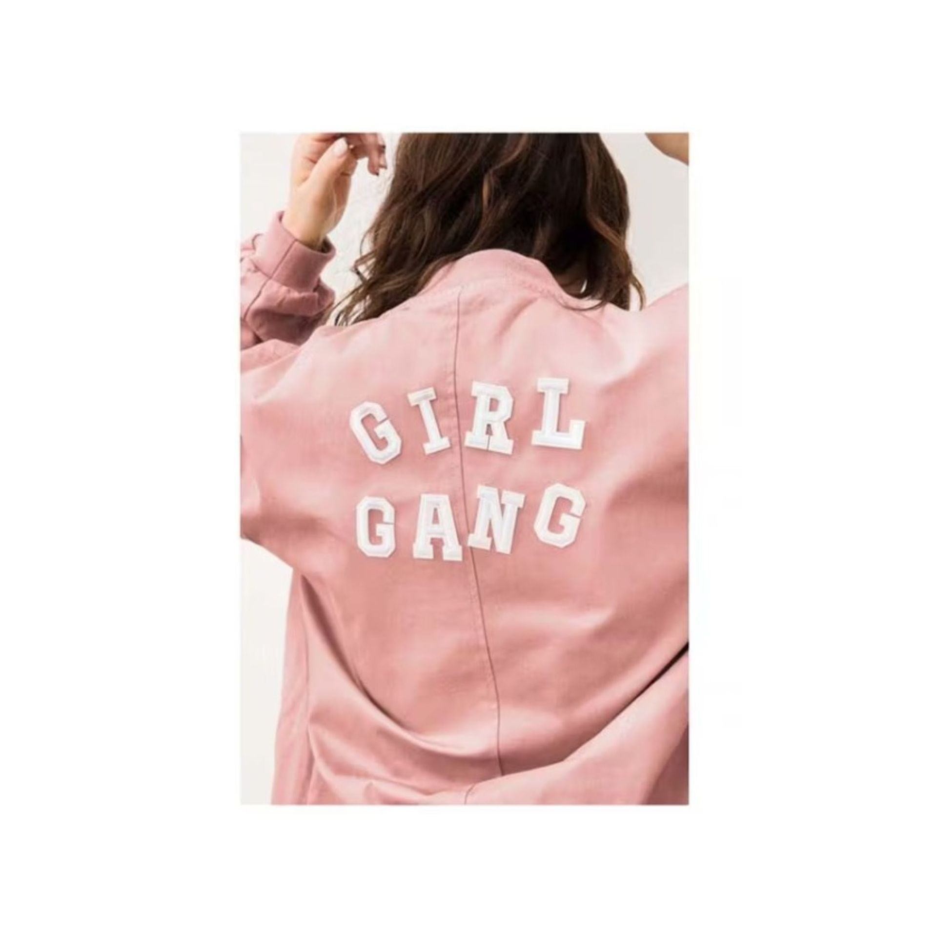 Sebuah mural yang menggambarkan seorang gadis berjaket merah muda dengan tulisan