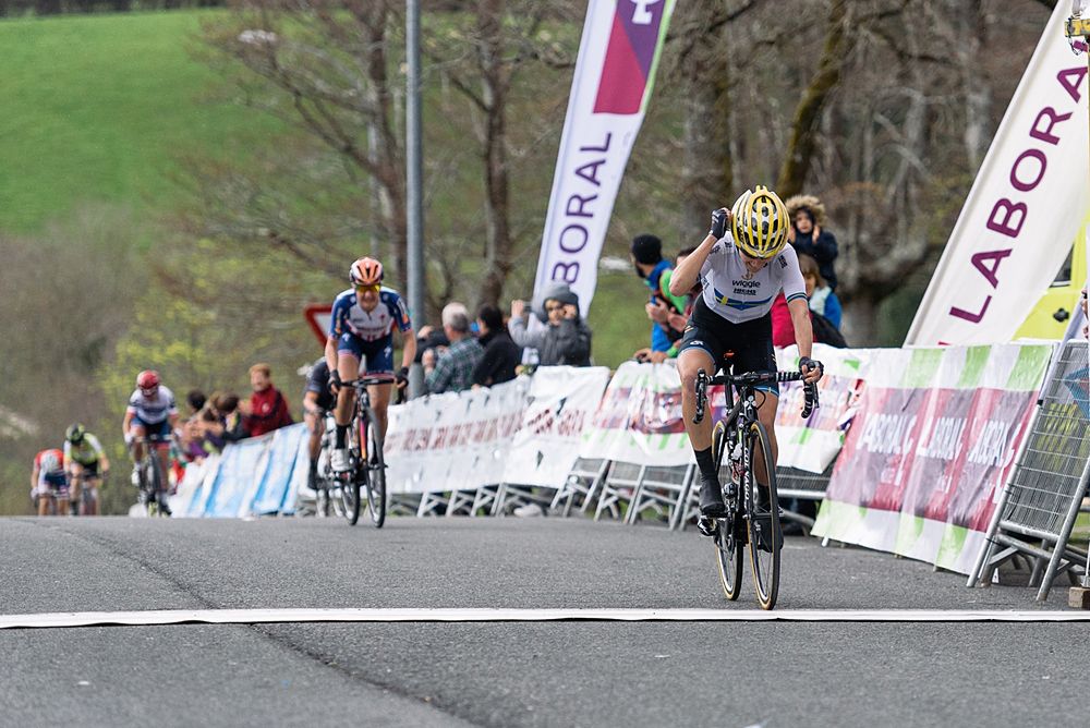 Emma Johansson wins Stage 2 of Emakumeen BIra and takes the race lead in the process